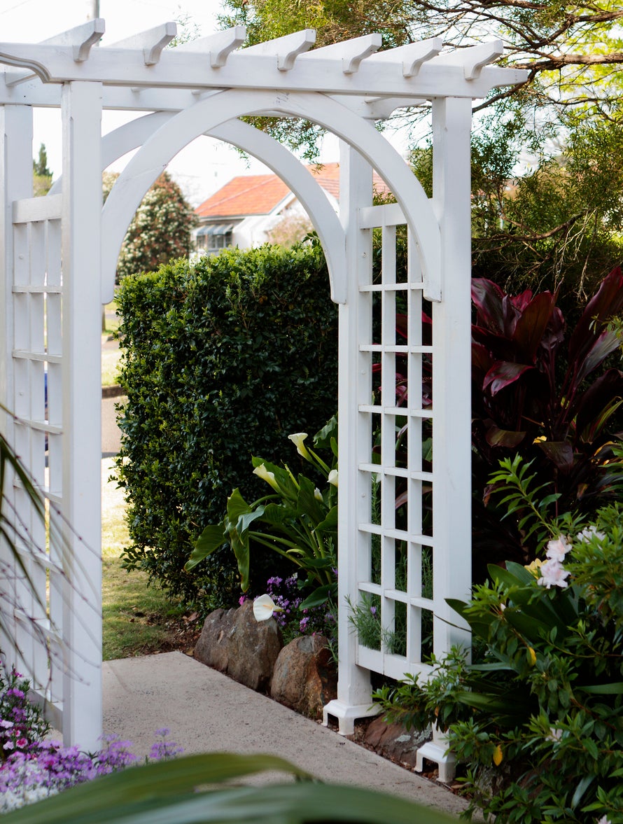 How To Build An Arbor: Learn About Homemade Garden Arbor Designs