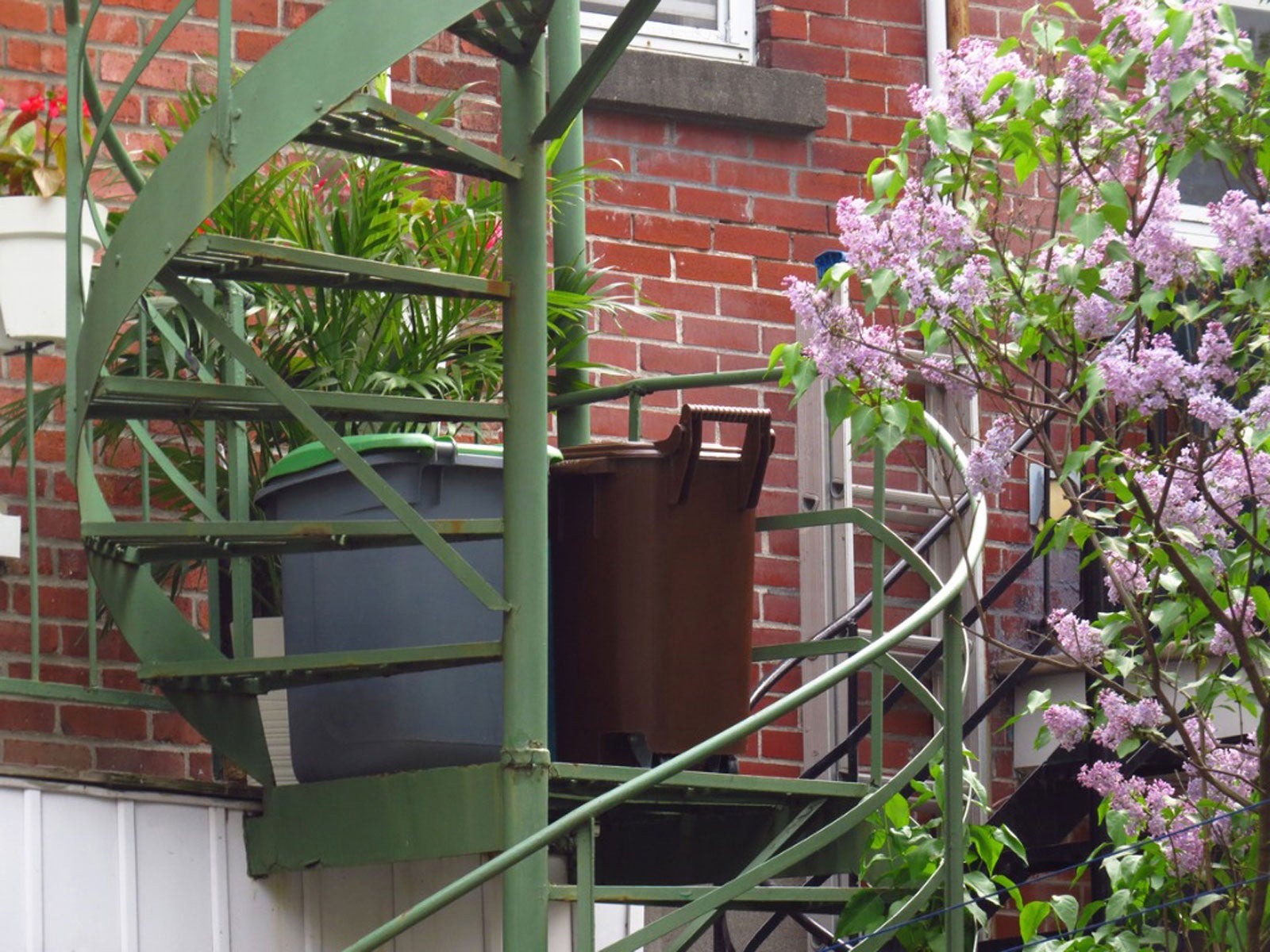 balcony-composting-info-can-you-compost-on-a-balcony