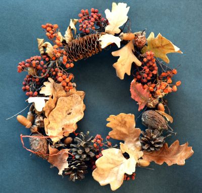 DIY Fall Wreath Of Dried Berries And Leaves