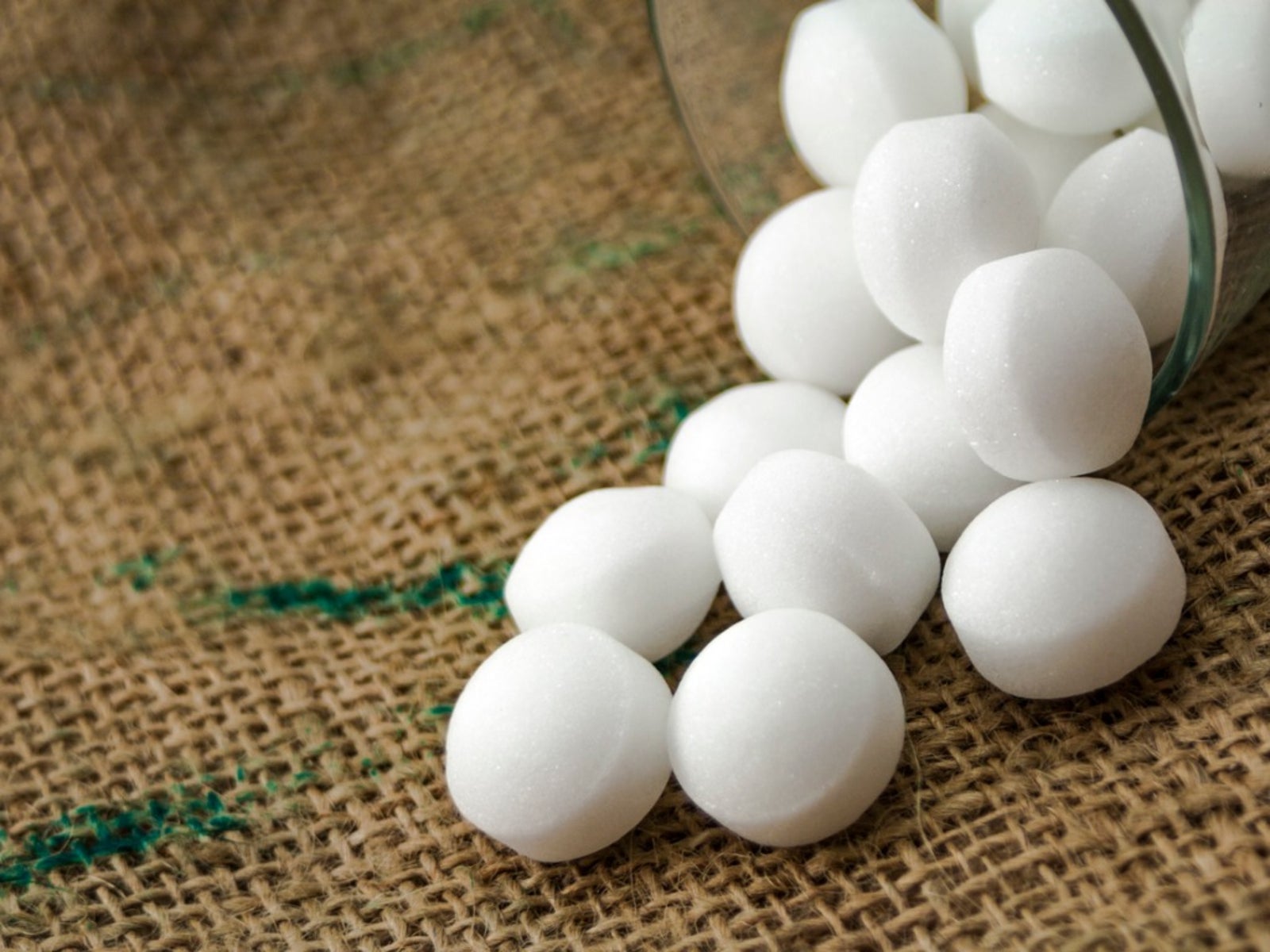 Mothball Hazards - Dangers In Using Mothballs To Repel Pests