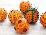 DIY Pomander Holiday Balls Made From Small Oranges