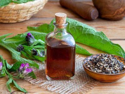 Herbs And Comfrey Oil Infusion